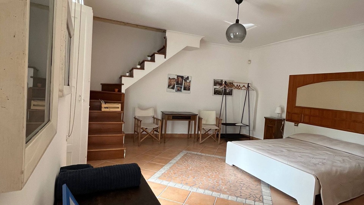 Ottaviano House | In the historic center. Private room with garage and small balcony. 5min from the station