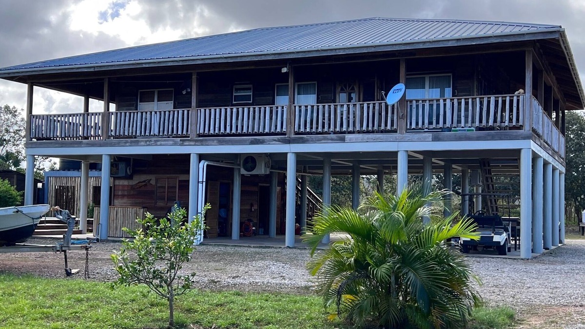 Gales Point Villa | In the middle of pristine nature with a marvelous view of southern lagoon