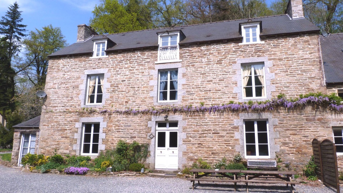 Plouguenast House | In the nature, along the river with sport activities and swimming pool