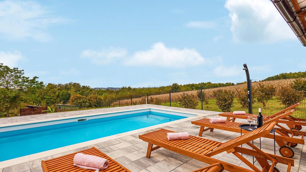 Kapela House | In the north of Croatia welcomes you this family friendly house with swimming pool.
