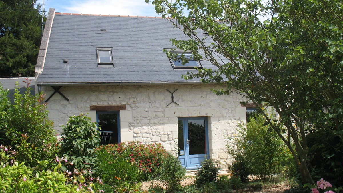 Epieds House | In the Saumur vineyard, house of character in tuffeau, calm and spacious
