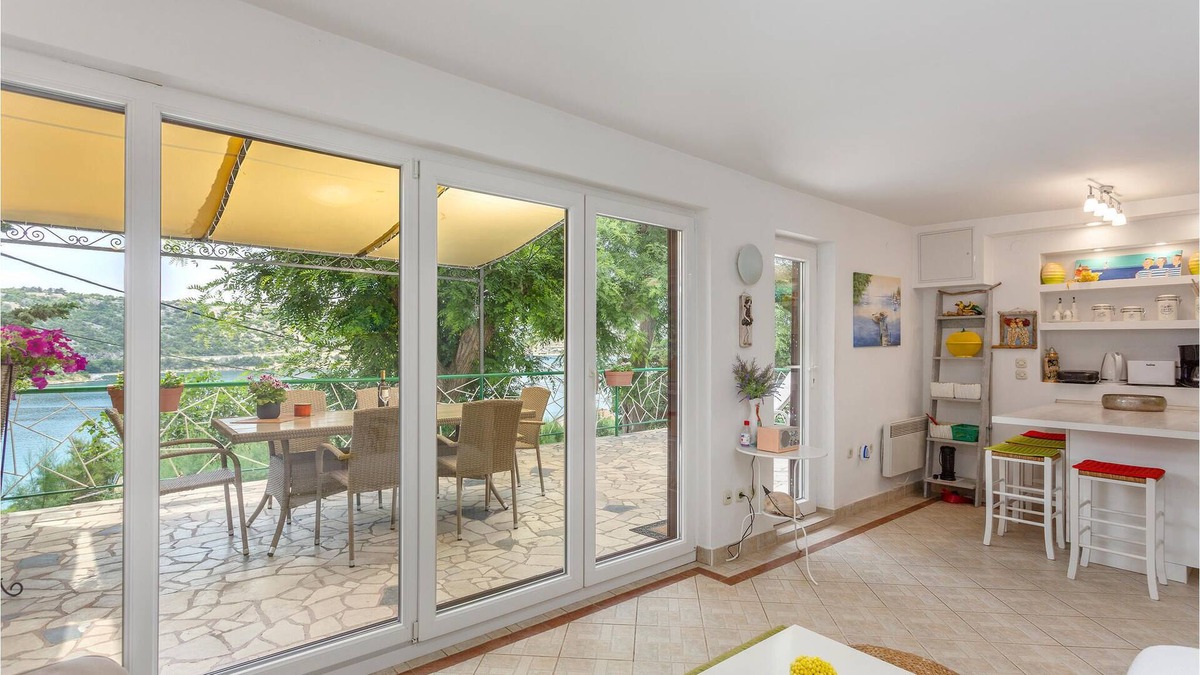Bakarac House | In the small coastal town of Bakarac, not far from the city of Rijeka and in a green environment lie