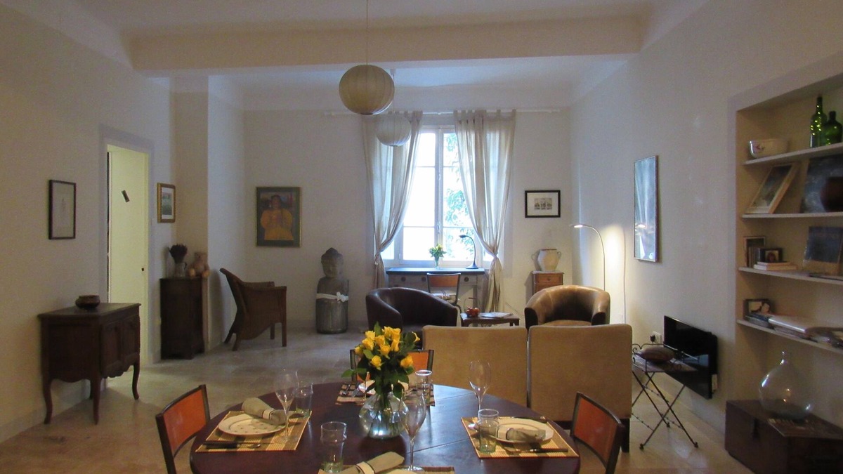 L'Isle-sur-la-Sorgue Apartment | In the very HEART of old town, a serene and sophisticated Provençal appartement