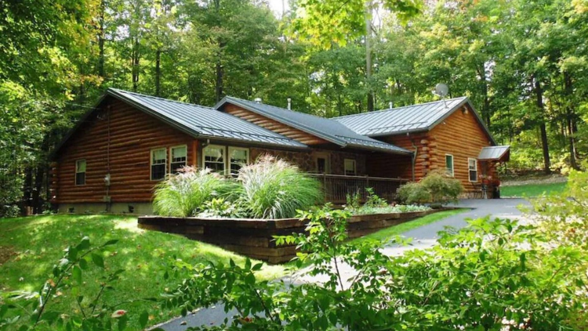 Dundee Cabin | In the Woods Cabin Suite: Luxurious Cabin Suite in Amish Country, Ohio.