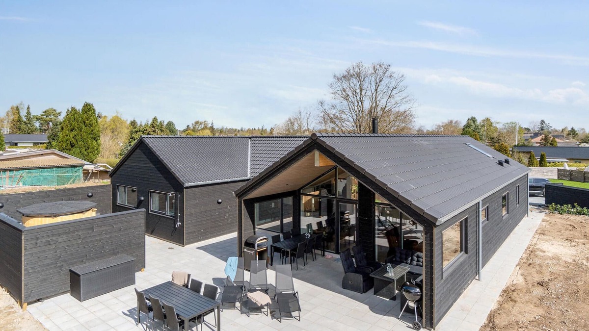Dronningmolle House | In this comfortable vacation home you can swim in any season thanks to indoor pool!