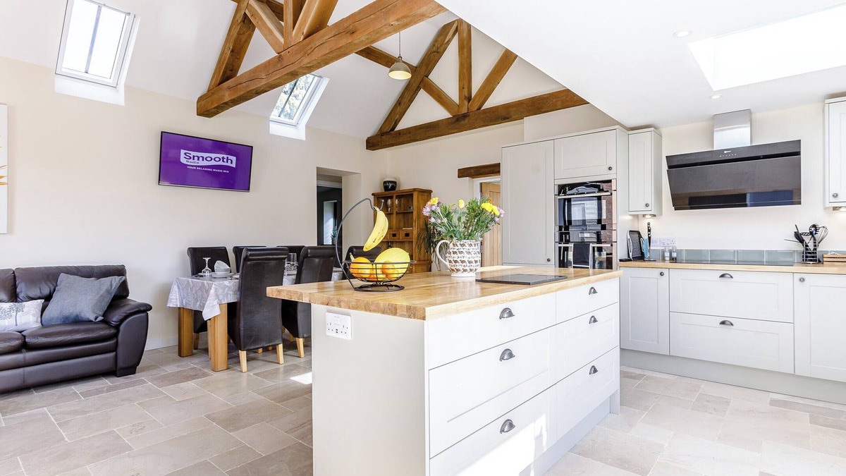 Shipton under Wychwood Cottage | In this stunning cottage, the serene country life of Cotswold awaits you.