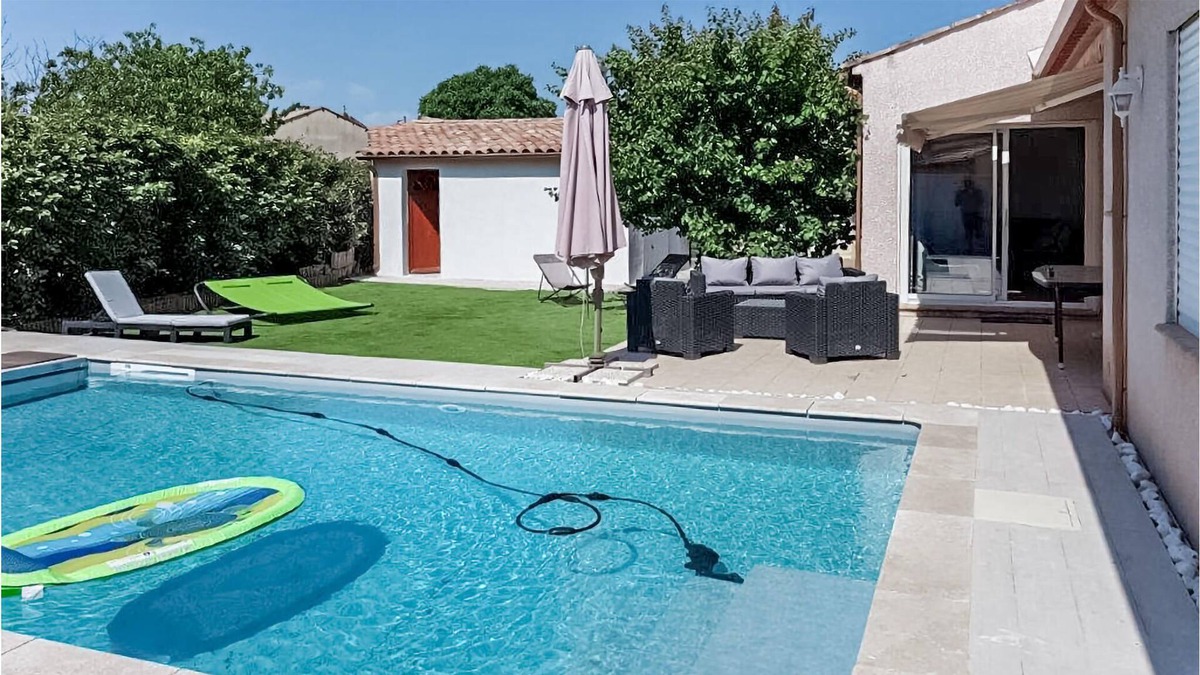 Quarante House | In this inviting vacation home with pool you can spend a relaxing vacation.