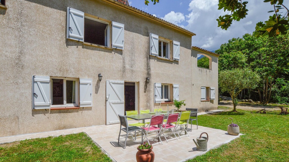 Ucciani Apartment | In this vacation apartment with a beautiful view of the countryside, the vacation becomes a pleasure