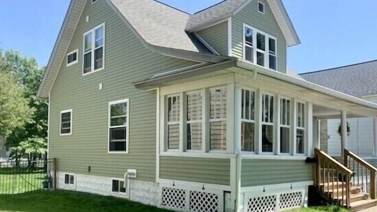 Ludington House | IN TOWN, ONLY 3 BLOCKS FROM LAKE MICHIGAN’S “STEARNS BEACH”!