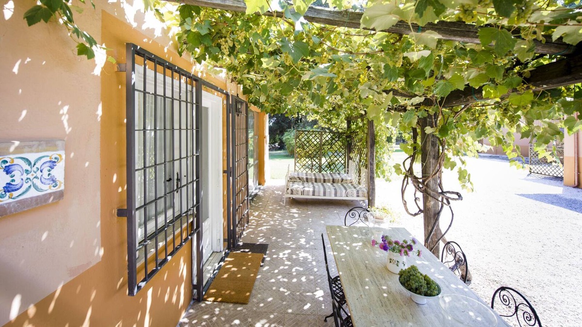 Zona LVIII Prima Porta Cottage | In Villa Silj parkland, family friendly, swimming pool, metro to city centre