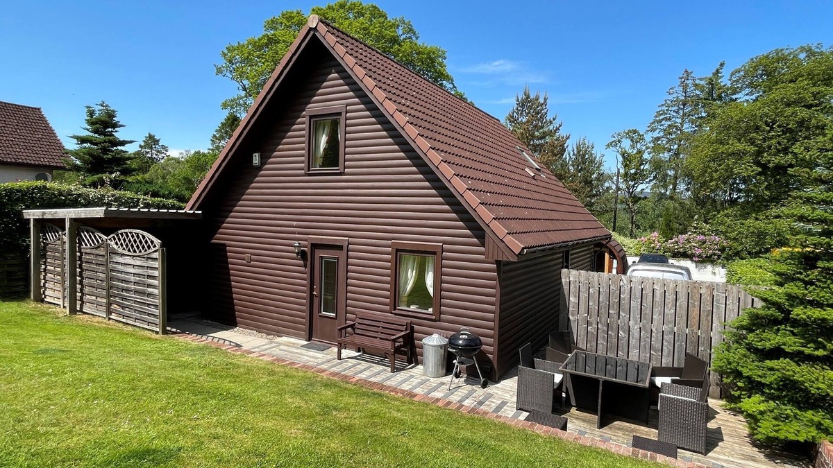 Drymen Ski Chalet | Inchmurrin Lodge with private hot tub