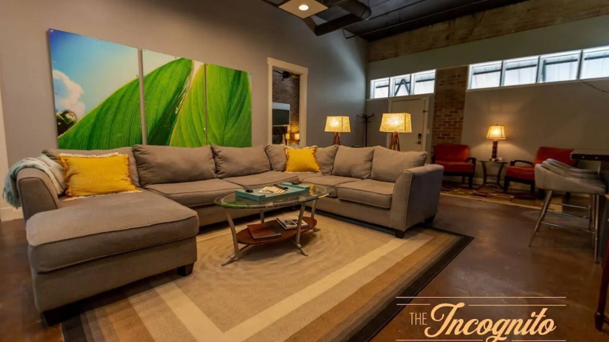 Laurel Apartment | Incognito #3 : located 1 block from The Scotsman