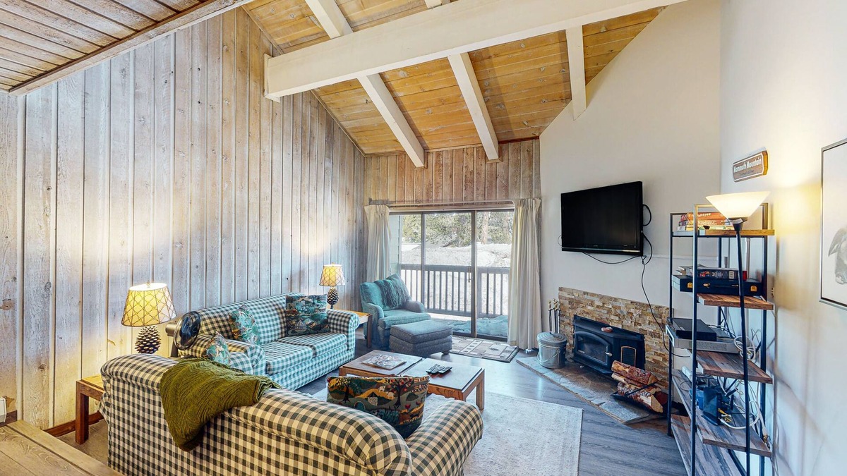 Mammoth Lakes Condo | Incredible Condo near the Slopes w/Shared Pool, Hot Tub, Balcony, Free WiFi
