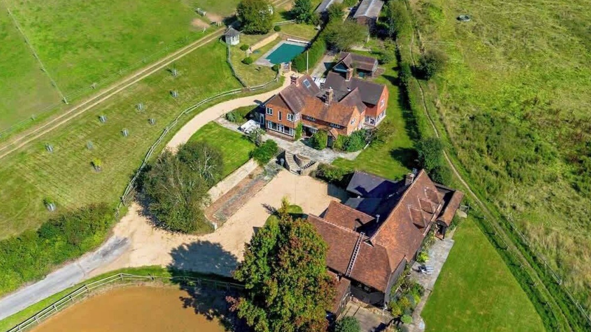 Godalming House | Incredible Countryside Getaway with Tennis Court!