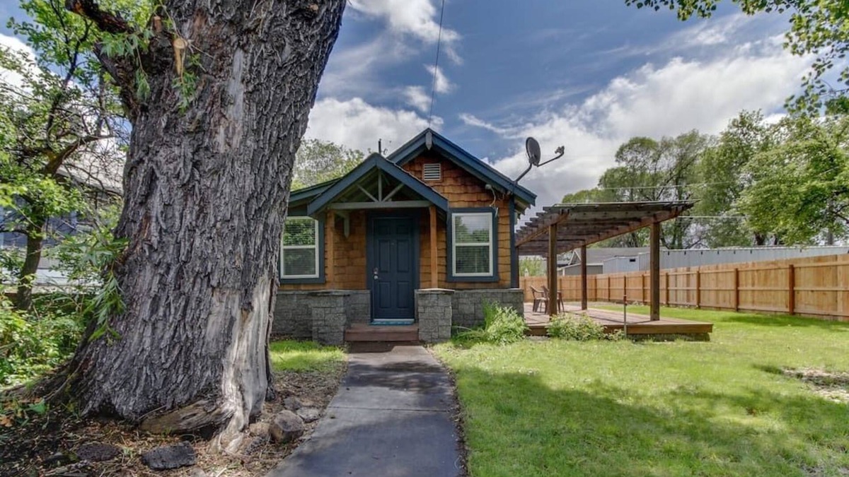 Old Bend House | Incredible Getaway, Heart of Bend-Walk Everywhere!
