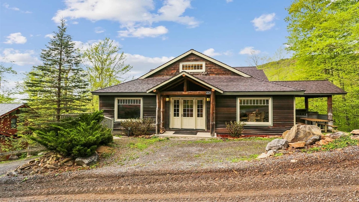 Northface House | Incredible mountain home. Walk to Timberline Mountains Salamander Trail!