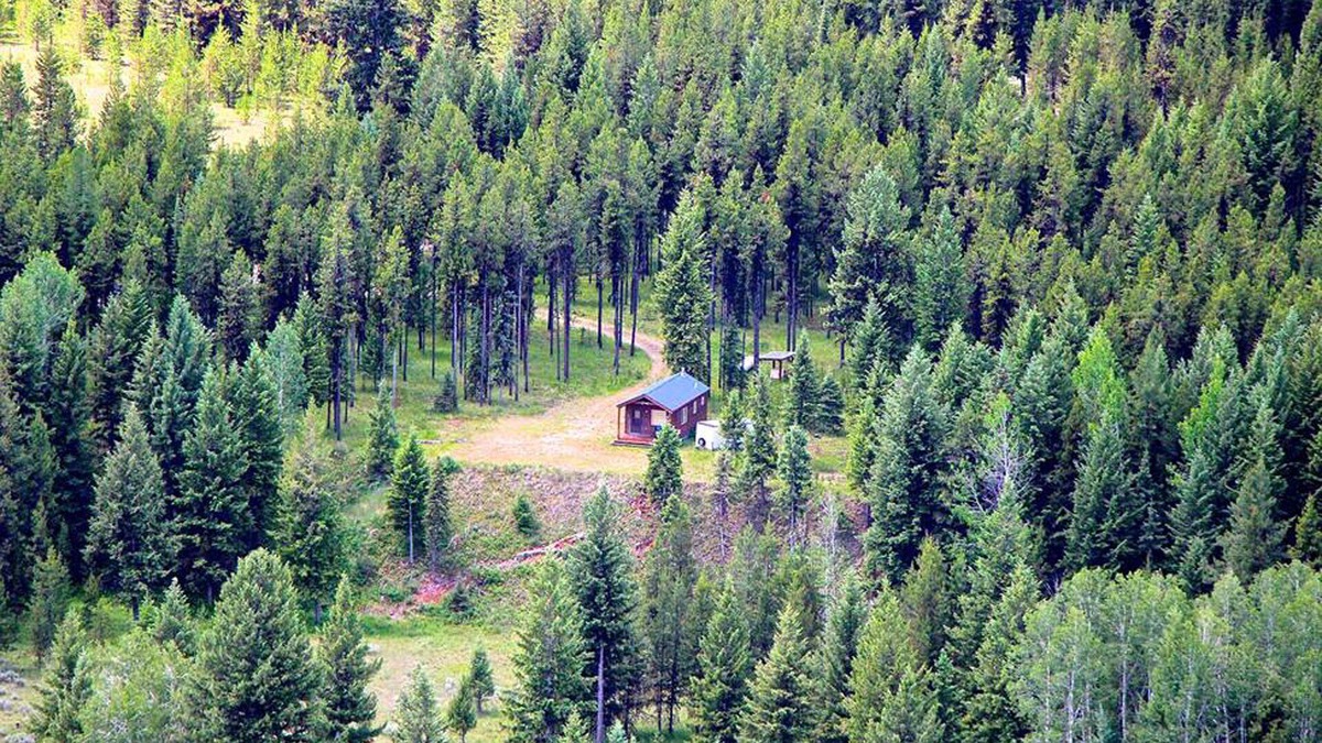 Polebridge Cabin | Incredible Mountain Views just Steps to the Flathead River