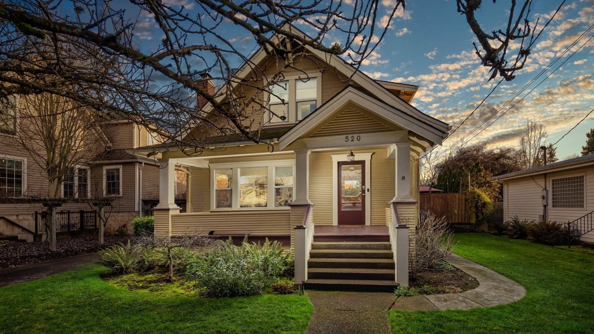 McMinnville House | Incredible Retreat in the Heart of McMinnville, Huge Kitchen, Deck, BBQ, Walk to Wine, Food, & More