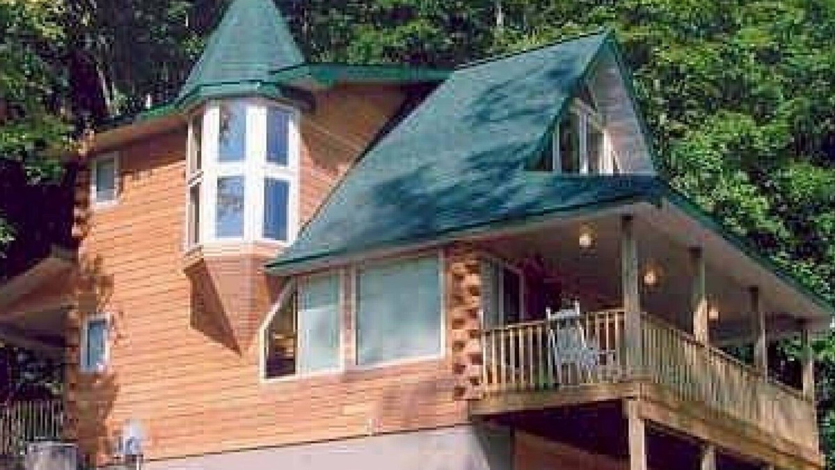 Magnet Cabin | INCREDIBLE river scenes from the plush and comfortable Loft Bedroom