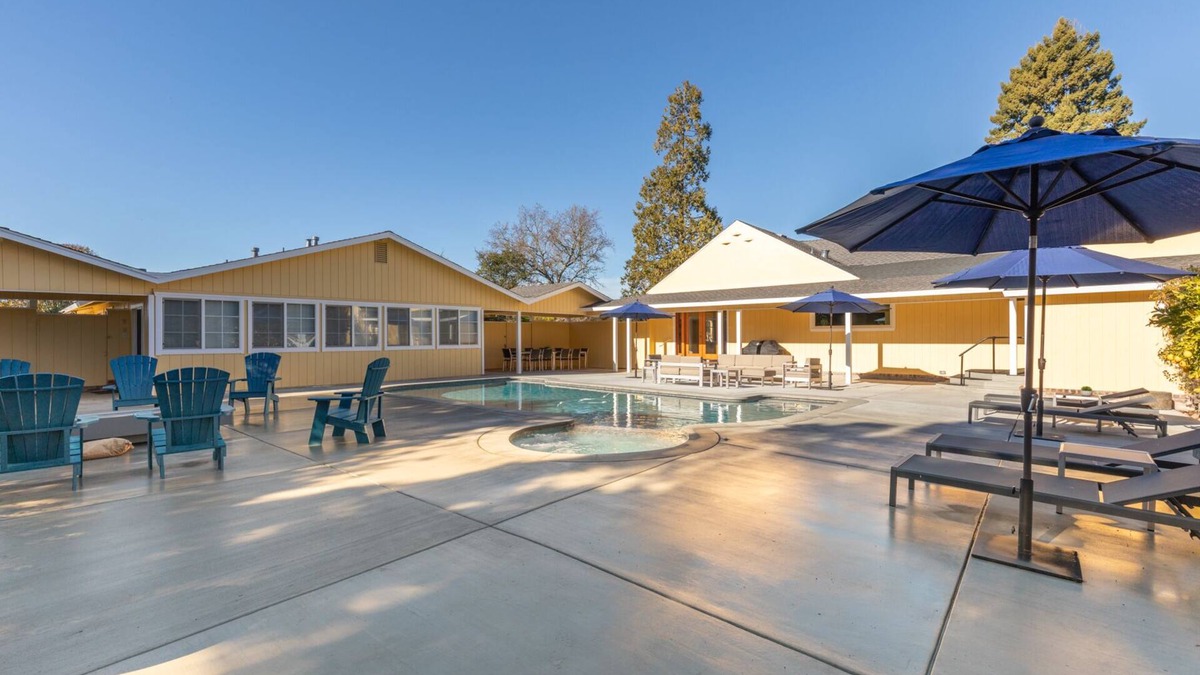 Graton House | Incredible Sebastopol Estate Surrounded by Vineyards