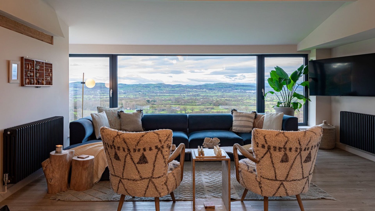 Cwm Dyserth House | Incredible Snowdonia views from luxury retreat w/hot tub & games room