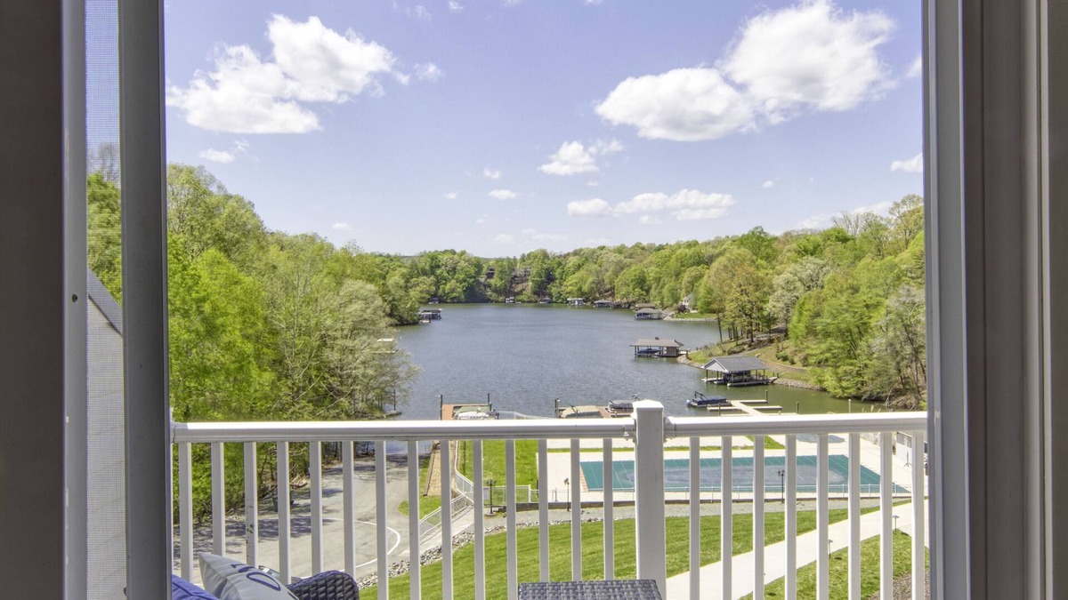 North Shore Condo | Incredible Sunsets & Boat Slip Included!