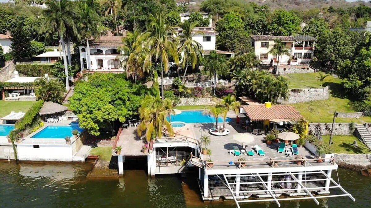 Tequesquitengo Villa | Incredibly Beautiful Big Villa For Up To 32 Guests