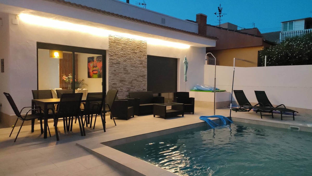 Los Cuarteros Ski Chalet | Independent villa with private pool, 5 min from the beach!