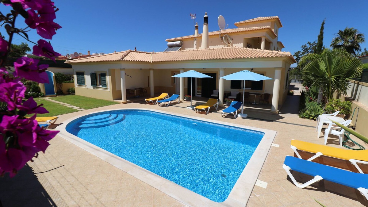Alpouvar Apartment | Independent 1 bedroom apartment at Spectacular villa pool, air con,near Old Town