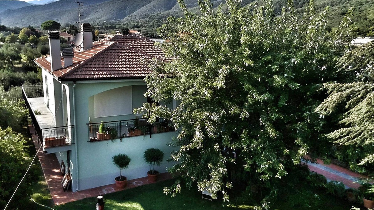 Cisano sul Neva Apartment | Independent apartment with a fabulous patio (Casa Penny)