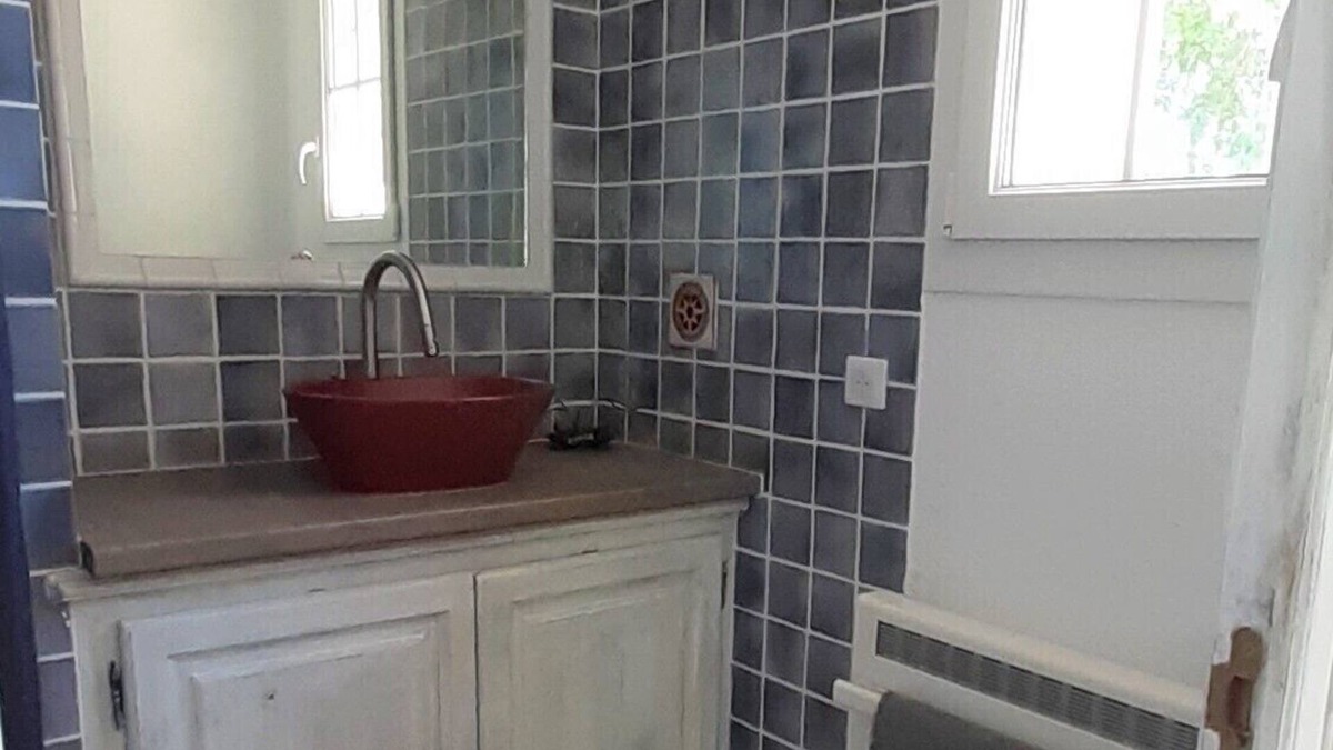 Aups Bed & Breakfast | Independent bedroom in character house 1 km from the village of Aups