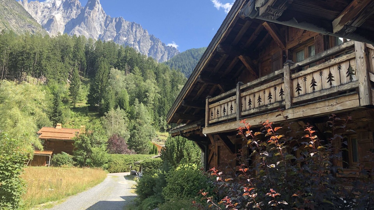 Les Praz-de-Chamonix Apartment | Independent accommodation of 68m² in Chalet "les Bois de Chamonix".