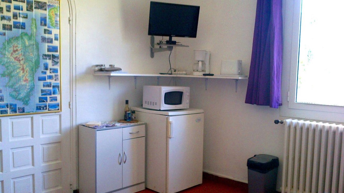 Ucciani Bed & Breakfast | Independent furnished BEDROOM, linen and parking included 30km AJACCIO and BEACHES