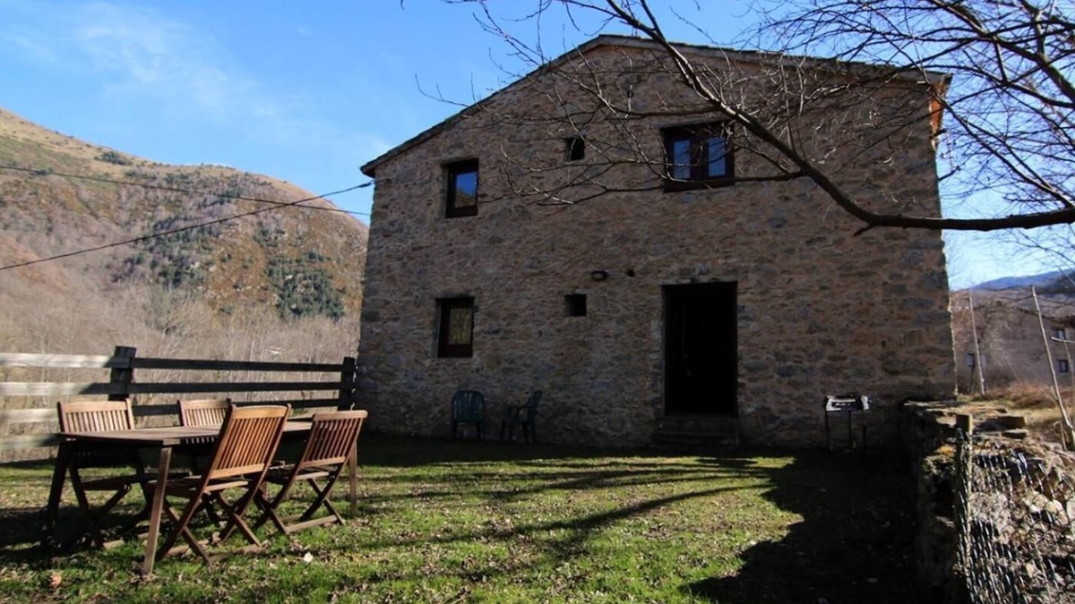 Pardines Cottage | Independent holiday cottage, garden and private barbeque. Pardines Valley.