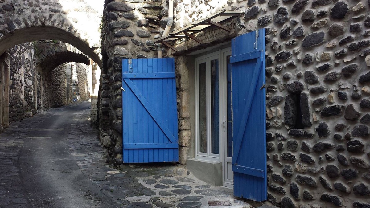 Alba-la-Romaine House | Independent room. Atypical house. Medieval hamlet at the foot of the volcanic neck