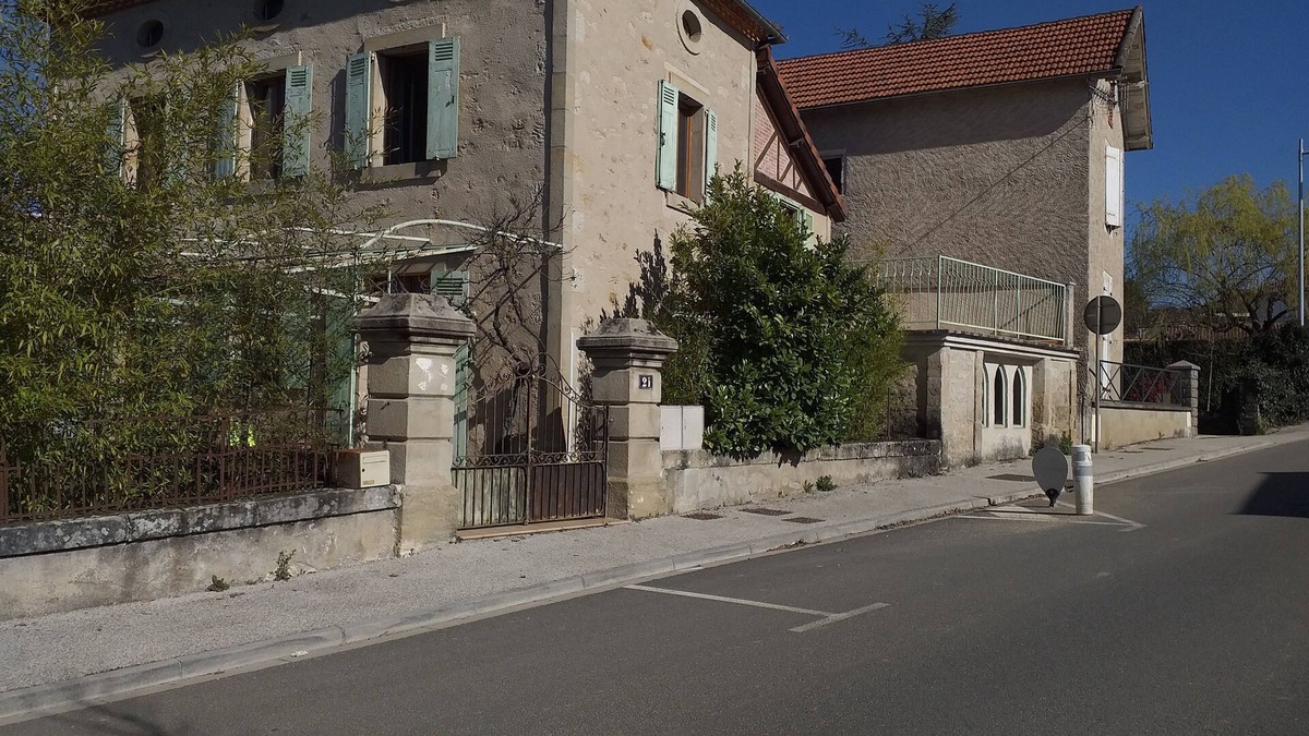 Figeac Apartment | Independent studio part of a quercynoise house.