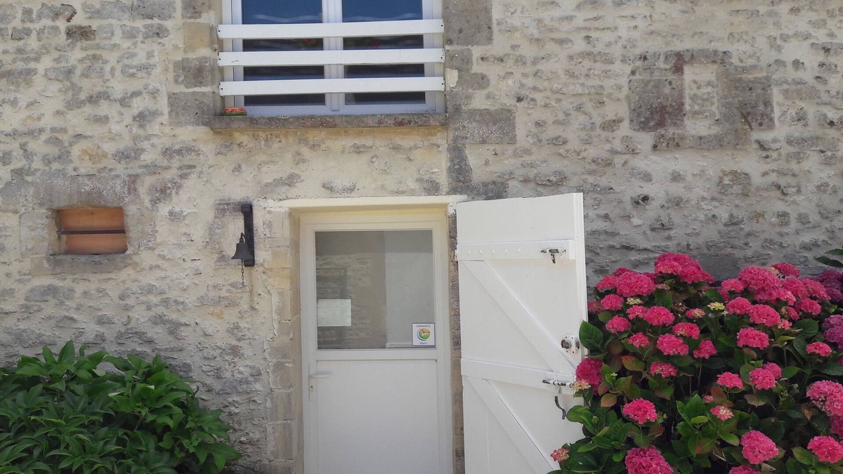 Sommervieu Apartment | Independent upstairs gite courtyard, garden