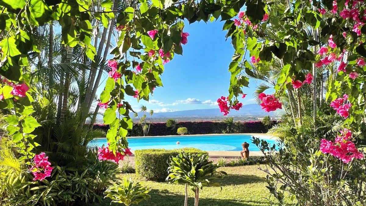 Santa Ana Villa | Independent villa 8BR 7 1/2 BTH Pool Fast WIFI sleeps 18 people