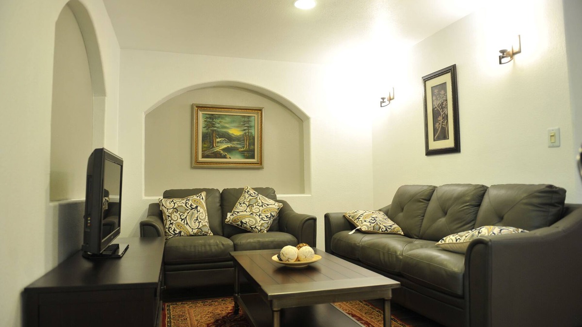 Green Valley Ranch House | independentbasement owner and family lives upstair ,comfortable and clean