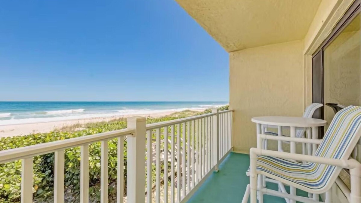 Indialantic By The Sea Resort | Indialantic Charm: Relaxing Room with Seaside Ambiance | Balcony
