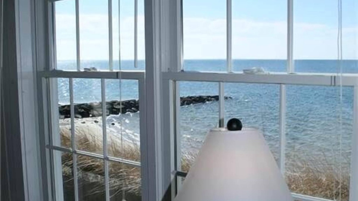 Indian Neck Heights House | Indian Neck 2BD Waterfront-RIGHT ON THE BEACH, A/C, Direct Beach Access, Amazing Water Views & Sunsets