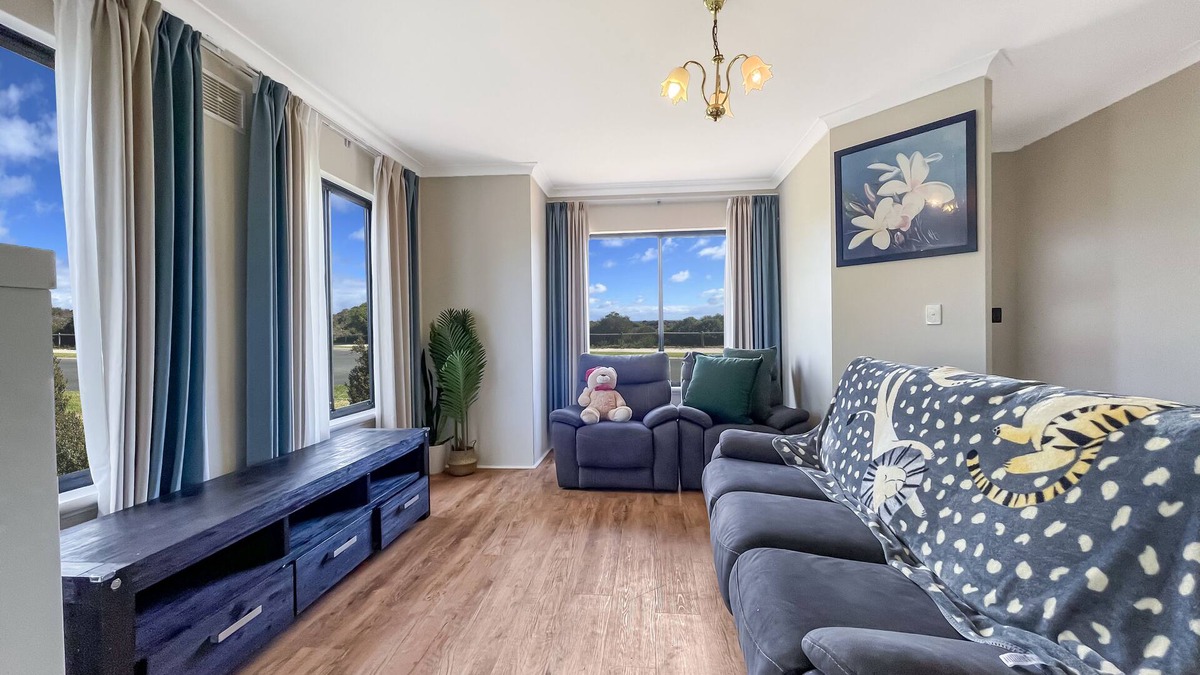 Mindarie House | Indian Ocean View with Three King Bedrooms