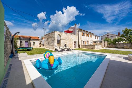 Stokovci Villa | Indigenous House Komez
