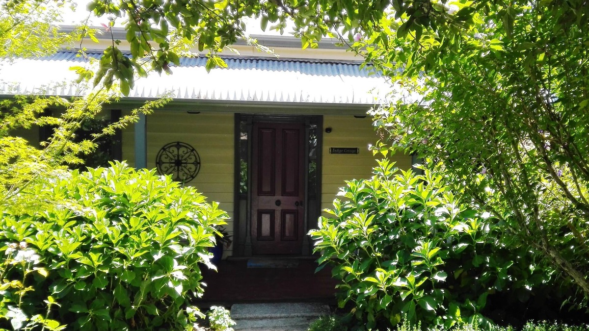 Beechworth House | Indigo Cottage: Heritage Cottage with wrap around views to the Gorge Rock