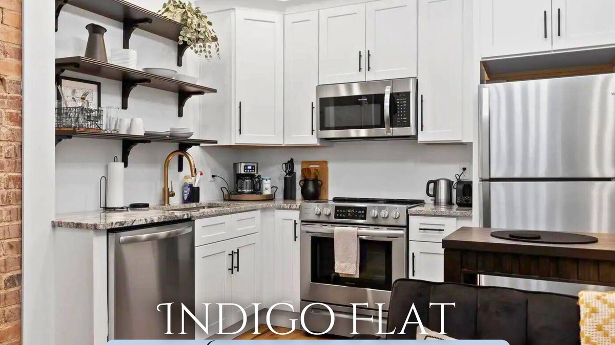 MLK University Apartment | Indigo Flat: Chic Retreat in Downtown Chattanooga