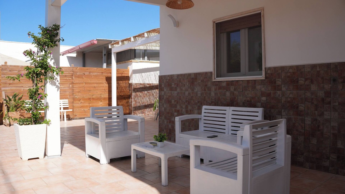 Specchiarica Villa | Indipendent villa 400m from the sea with large outdoor space