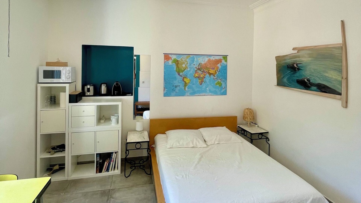 Saint-Andre-de-Sangonis Apartment | Individual bedroom and bathroom, entrance and garden