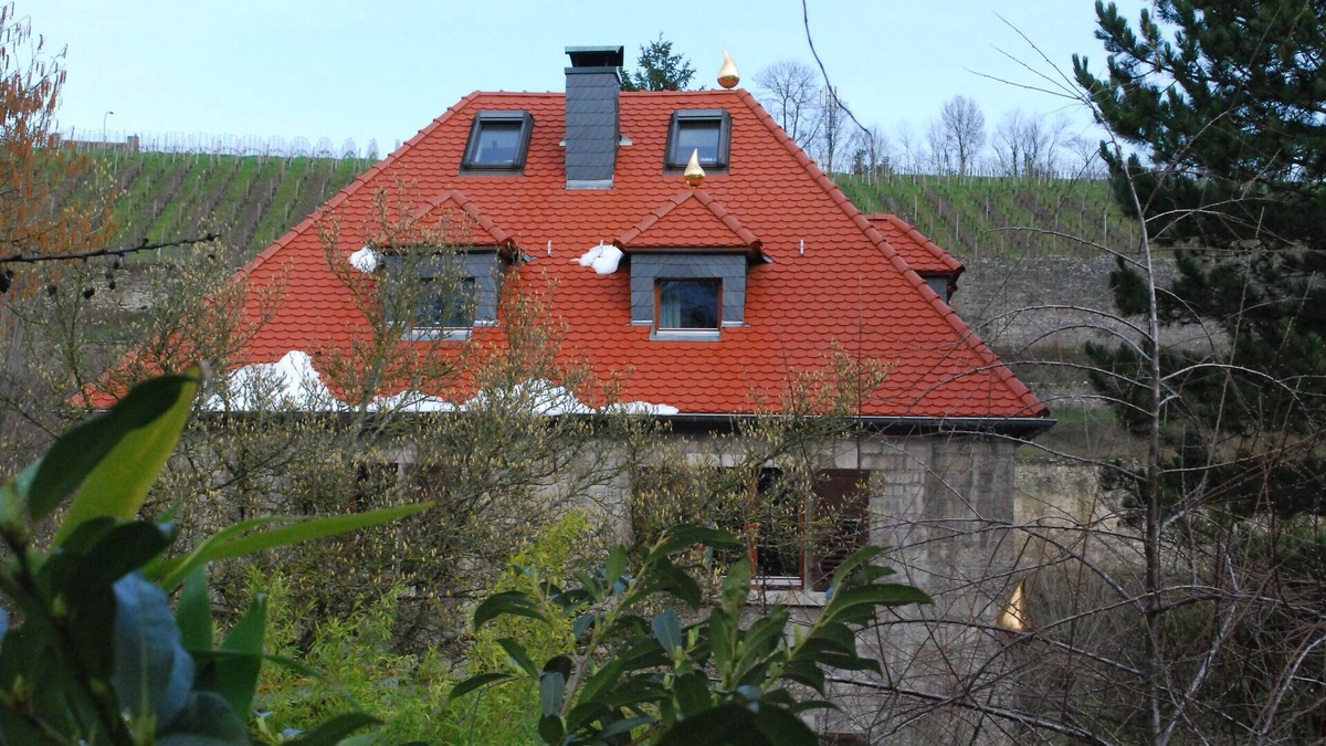 Wuerzburg Apartment | Individual living in the Tonhaus - bright DG apartment with a view of the vineyards