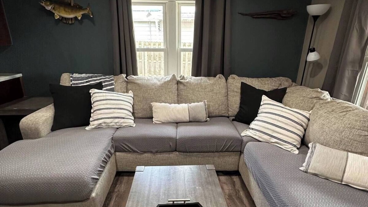 Vernon County House | Indoor Fish Cleaning - Darts - Poker - Newly Remodeled