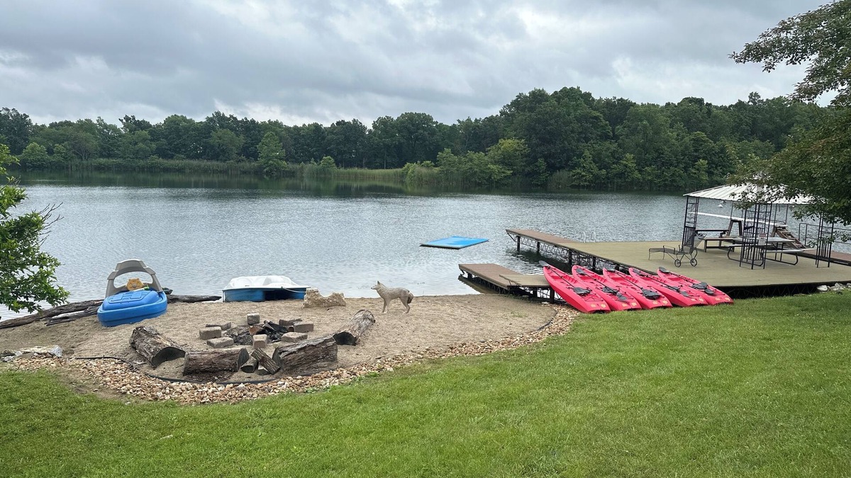 Bluford Cabin | Indoor Heated Pool pontoon boat fish 3 full baths sleeps 17 in beds 2025 SALE!